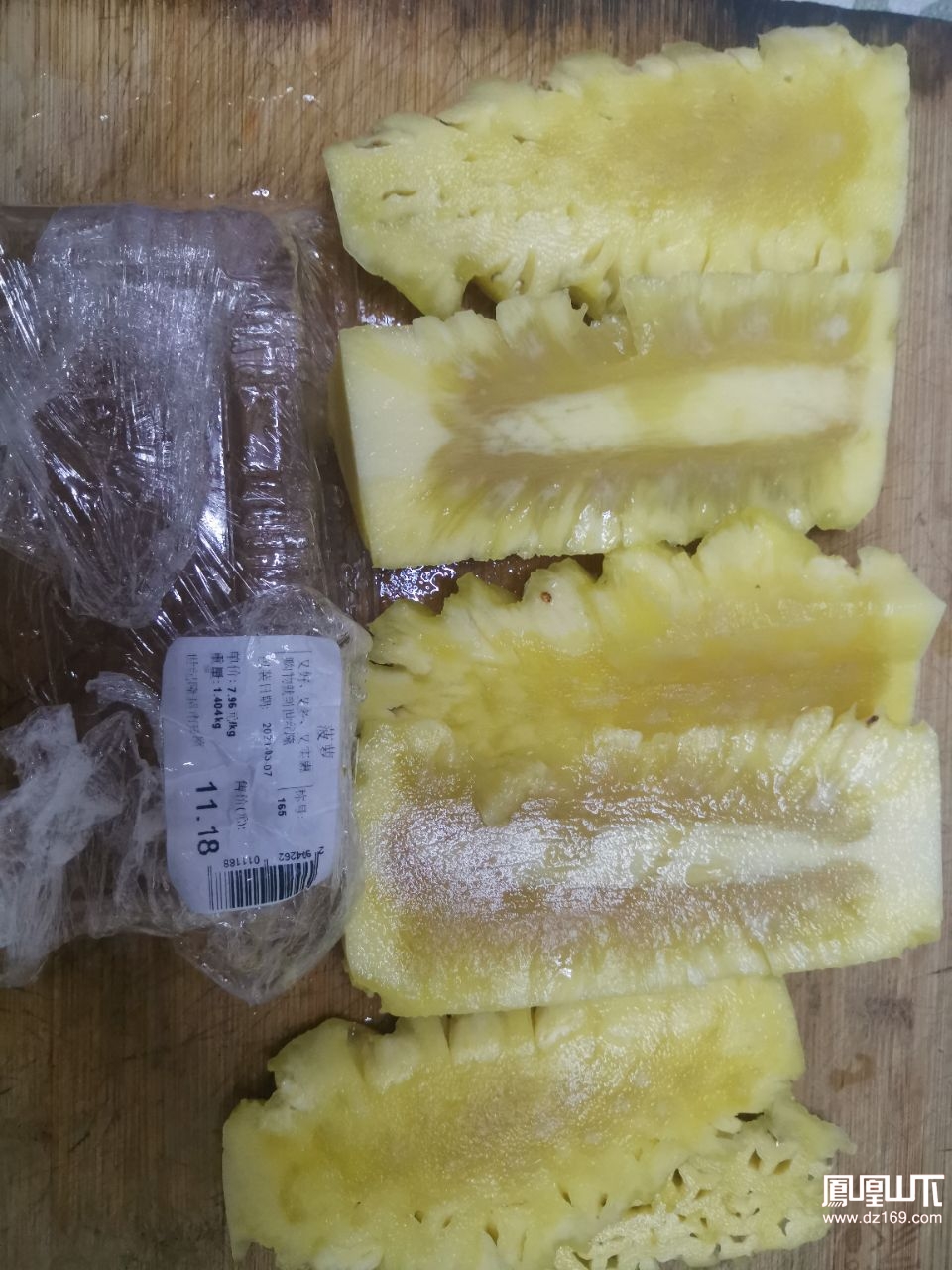 世纪隆超市卖烂菠萝